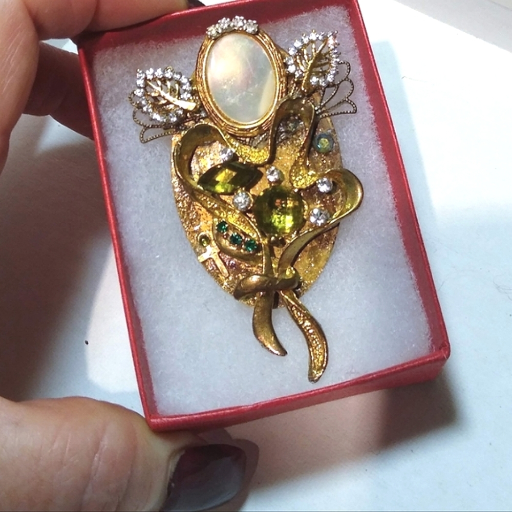 Mother-of-Pearl, Chartreuse Green Olivine Crystals on Gold Angel Brooch